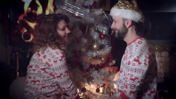 Рождественская и новогодняя женщина дарит подарок мужу — стоковое видео