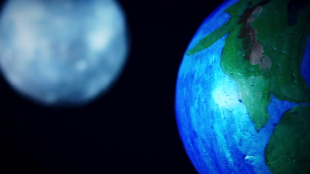 Globe de Terre 4k Modèle fait à la main et une lune — Video