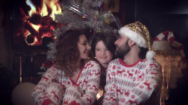 4k Navidad y Año Nuevo Familia de vacaciones posando feliz — Vídeo de stock