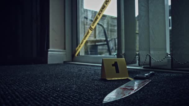 Escena del crimen 4K con cuchillo de prueba en una casa — Vídeos de Stock