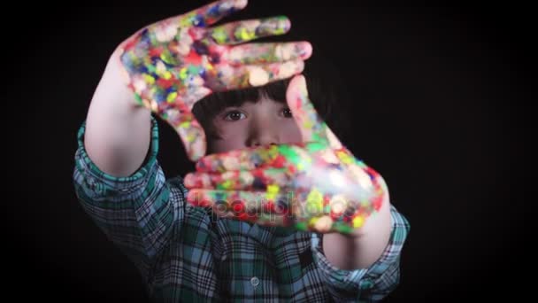 4K bonito criança segurando suas mãos coloridas como moldura de fotos — Vídeo de Stock
