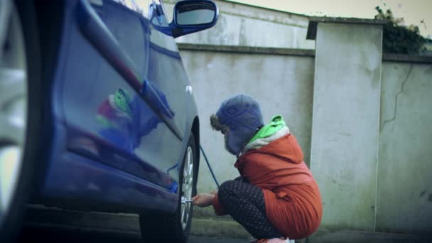 Tiro técnico de un niño mecánico inflando neumáticos — Vídeos de Stock