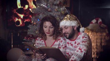 4 k Noel ve yeni yıl tatili çift kitap okuma