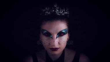 4 k Halloween korku kadın karanlıktan görünen