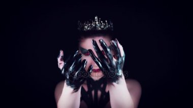 4 k Halloween korku kadın siyah el ile poz