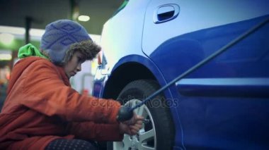 Bir tamirci çocuk pompalama lastikleri kadar teknik çekim