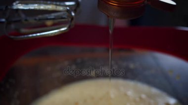 4k pasta Baker karıştırma yumurta ve diğer maddeler