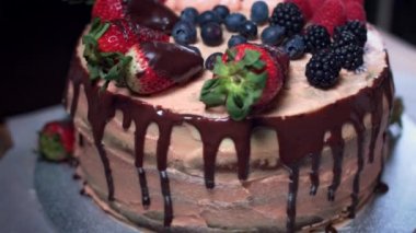 4 k pasta Baker çilek ve krema ile dekorasyon