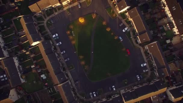 4k luchtfoto van een kind op zoek in kaart en zoeken voor zijn huis — Stockvideo