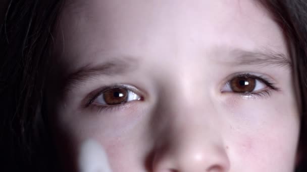 4k közelről gyermek szeme vizsgálta, orvos — Stock videók