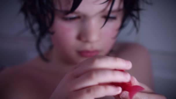 4k Ребенок в ванне играет в воду с игрушкой — стоковое видео