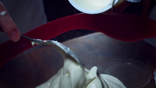 4K Cake Baker Adicionando creme azedo para mistura — Vídeo de Stock