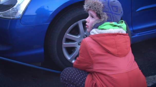 Tiro técnico de un niño mecánico inflando neumáticos — Vídeos de Stock