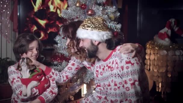 4 k Χριστούγεννα και νέο έτος διακοπές οικογένεια παίζει με το κουτάβι — Αρχείο Βίντεο
