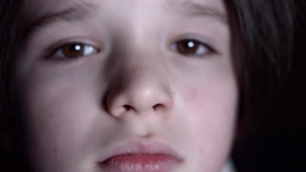 4K Primer plano niño nariz examinado por médico — Vídeos de Stock