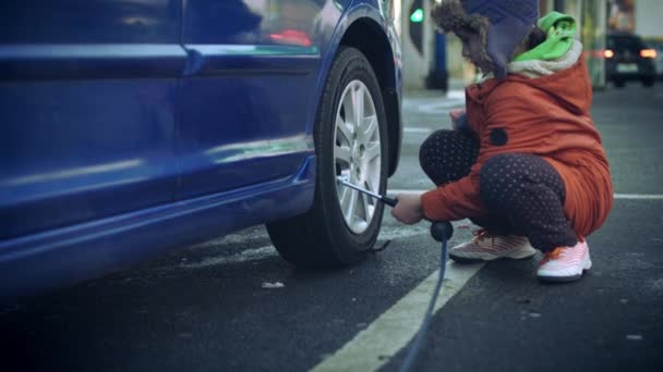 Technische Shot van een monteur Boy oppompen van banden — Stockvideo