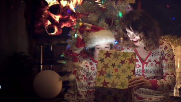 4k Noël et Nouvel An vacances maman et fils ouverture présent 