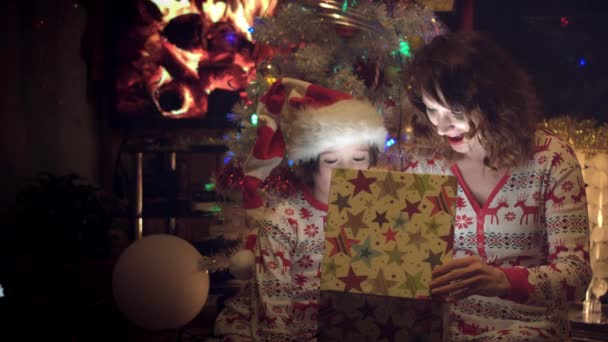 4k Christmas and New Year Holiday Mom and Son Opening Present — Stock Video