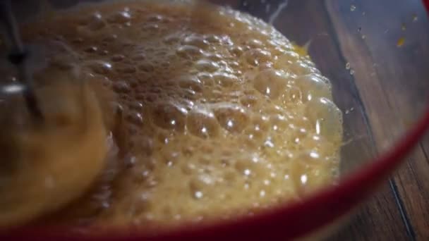 4k Kuchenbäcker Mischen von Ei und anderen Zutaten — Stockvideo