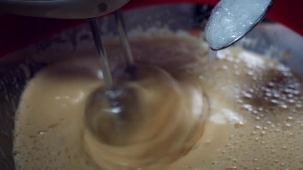 Προσθέτοντας μαγειρική σόδα στο μείγμα το 4 k κέικ αρτοποιός — Αρχείο Βίντεο