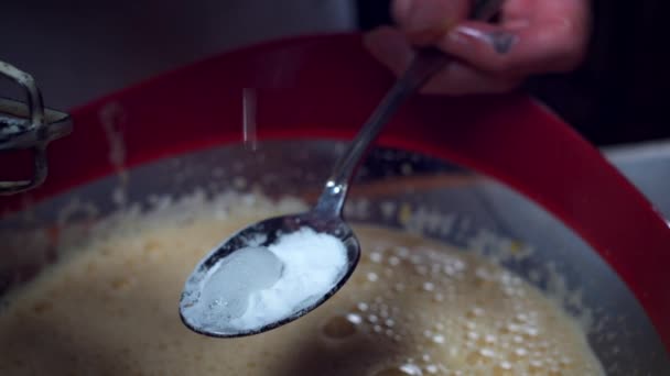 4 k kaka bagare att lägga bakpulver till blandningen — Stockvideo