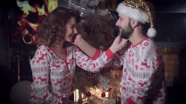 4k Weihnachten und Neujahr Urlaub Paar küsst — Stockvideo