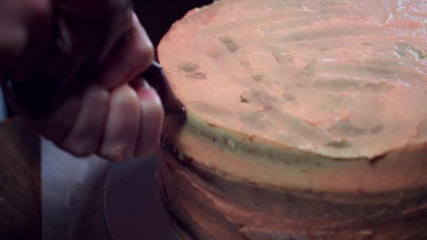 Boulanger de gâteau 4K Décorer avec du chocolat — Video