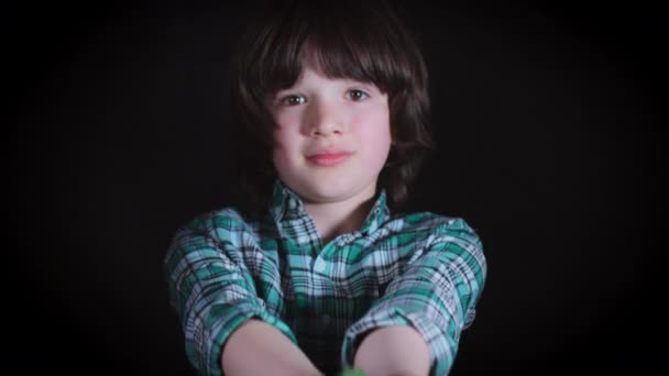 4k roztomilé dítě drží v ruce půdy s rostlinou — Stock video