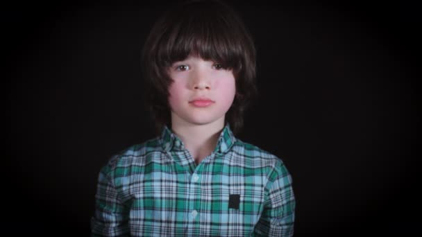 4k niedliches Kind hält in den Händen Familie auf Papier — Stockvideo