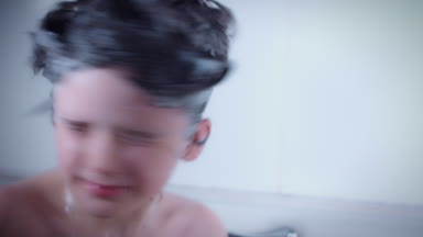 4k çocuk banyo sallayarak saçları şampuanla