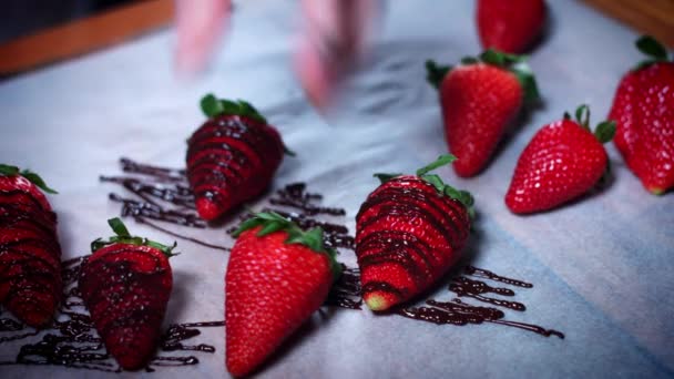 4K Pastel Baker Decoración Fresas con Chocolate — Vídeo de stock