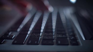 Laptop tuş takımı üzerindeki parmak yazarak k aygıt yakın çekim 4