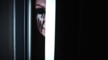 Gerilim kadın kesinti göz seyir kapı deliği boşluğu içinde 4k Yakınlaştır