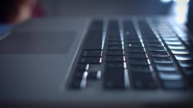 4k parmak tıklama Close-up aygıt üzerinde bilgisayar anahtarı girin