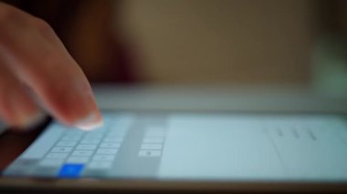4 k aygıt yakın çekim Browsing enterne tablet parmak