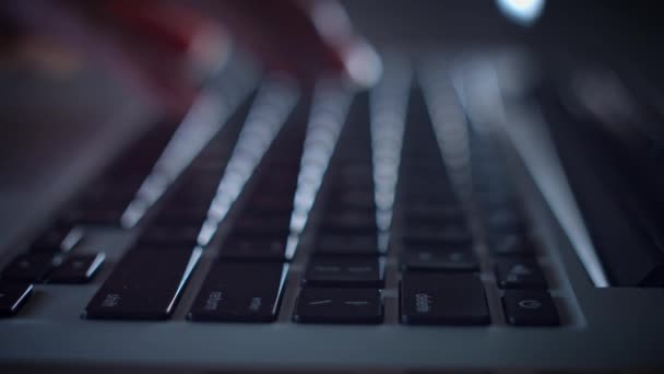 4 k apparaat Close-up van vinger te typen op het toetsenbord van de Laptop — Stockvideo