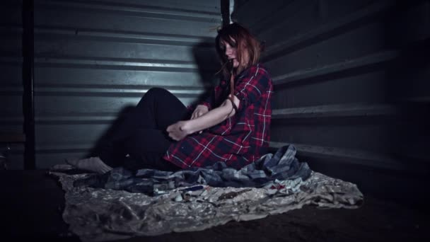 4 k hemlösa drogad kvinna injicerar narkotika i hennes Hand — Stockvideo