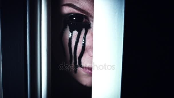 4K Thriller Mujer Blackout Eye Mirando en la brecha del agujero de la puerta, alejar — Vídeo de stock
