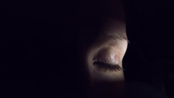 4k-Thriller, Horrorauge in der Dunkelheit öffnet sich — Stockvideo