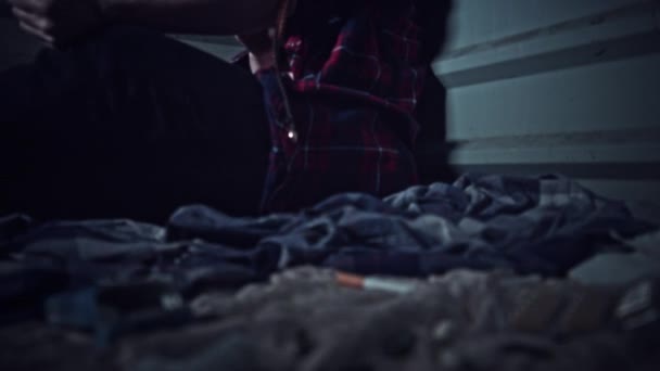 4k 无家可归的吸毒妇女在她手里注射毒品 — 图库视频影像