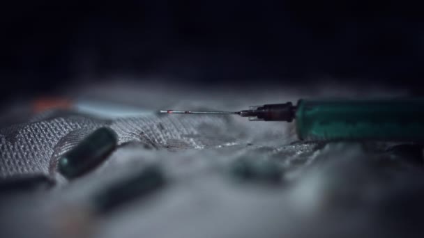 4k Nahaufnahme von Drogeninjektionen und Betäubungsmitteln — Stockvideo