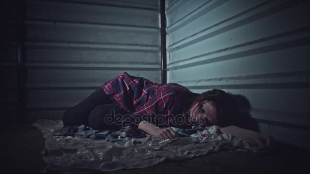 4k hemlösa drogad kvinna sover eller om döda — Stockvideo