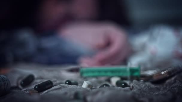 4k mujer drogada sin hogar acostada con sobredosis — Vídeos de Stock