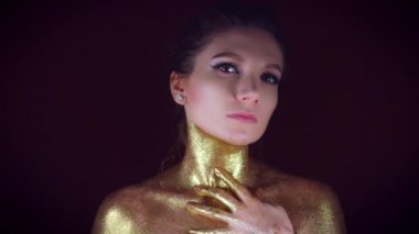 4 k Studio bir altın Glittery kadeh kadın vücut