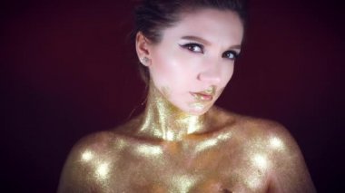 4 k Studio bir altın Glittery kadeh seksi poz kadın vücut