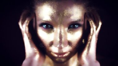 4k Studio atış bir altın Glittery yüz kadın, yakın çekim yakınlaştırma