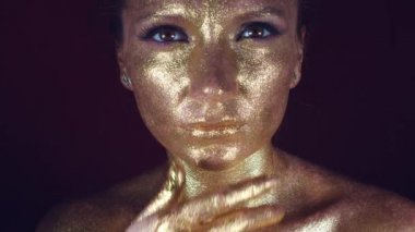 4k altın Glittery stüdyo çekim yüz kadın