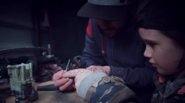 4 k baba ve oğul laboratuarında araçlarıyla çalışma