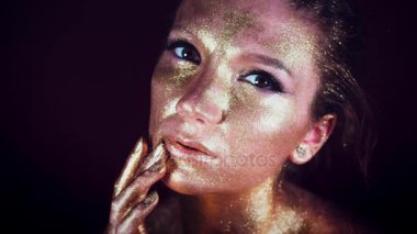 4k altın Glittery stüdyo çekim yüz kadın