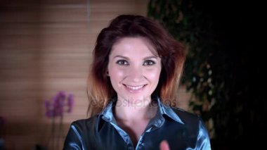 4k yandan evlilik yüzüğünü gösteren kadın